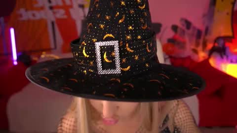 Snapshot of paolamola chatting on 10/31/25, 02:29 Lia online show from 10/31/25, 02:29