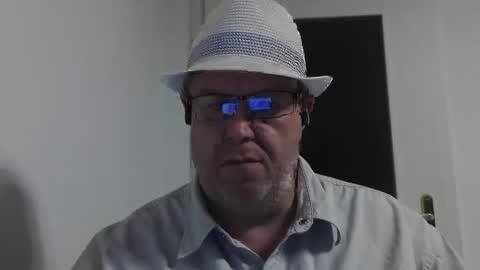 Snapshot of para3214 chatting on 11/18/25, 02:43 para3214 online show from 11/18/25, 02:43