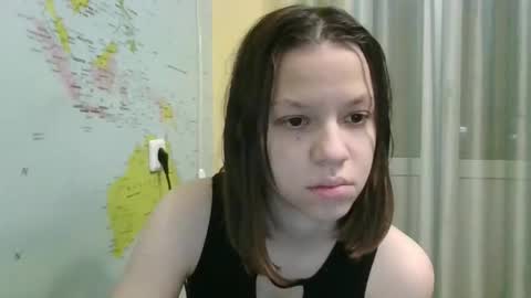 Snapshot of paradise_tease chatting on 12/15/25, 06:45 paradise_tease online show from 12/15/25, 06:45