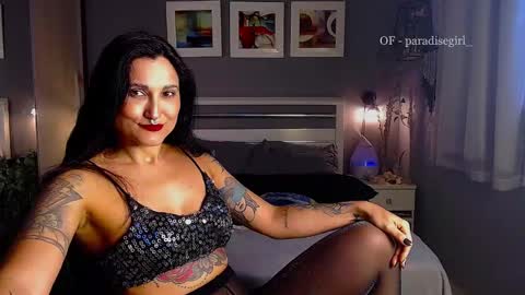 Snapshot of paradisegirl_ chatting on 01/06/25, 09:43 My alter ego Betinna Flowers - a tattooed Miss - Are you missing me come in here - online show from 01/06/25, 09:43