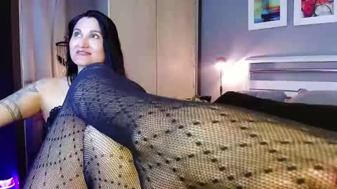 Snapshot of paradisegirl_ chatting on 11/11/25, 10:54 My alter ego Betinna Flowers - a tattooed Miss - Are you missing me come in here - online show from 11/11/25, 10:54