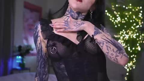 Snapshot of parasite_eve1 chatting on 02/17/25, 04:04 Alise Melissa online show from 02/17/25, 04:04