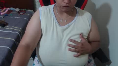 Snapshot of pareja_explosivasexx chatting on 05/12/26, 05:37 Luna online show from 05/12/26, 05:37