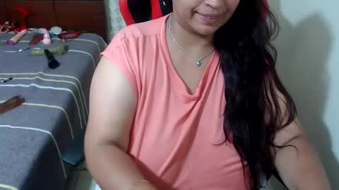 Snapshot of pareja_explosivasexx chatting on 05/14/26, 05:47 Luna online show from 05/14/26, 05:47