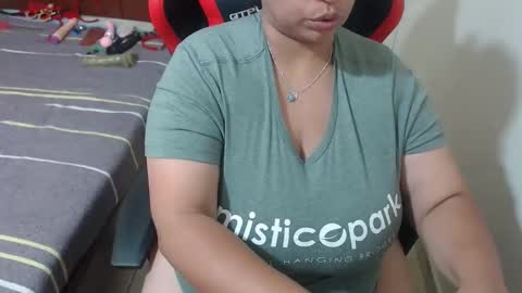 Snapshot of pareja_explosivasexx chatting on 05/24/26, 11:37 Luna online show from 05/24/26, 11:37
