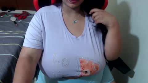 Snapshot of pareja_explosivasexx chatting on 07/19/26, 10:46 Luna online show from 07/19/26, 10:46