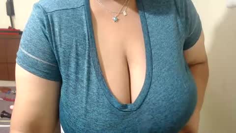 Snapshot of pareja_explosivasexx chatting on 07/23/26, 05:49 Luna online show from 07/23/26, 05:49