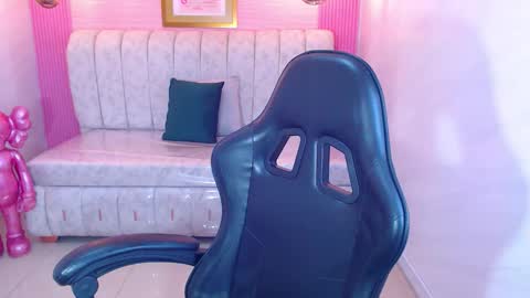 Snapshot of paris_1sub chatting on 10/22/25, 02:17 Paris 1sub online show from 10/22/25, 02:17