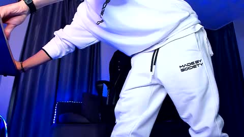 Paris online show from 12/05/25, 07:10