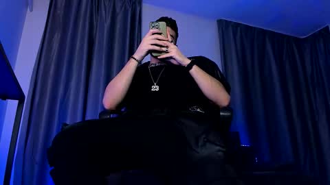 Paris online show from 12/17/25, 08:15