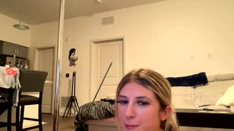 Snapshot of parisbaby2000 chatting on 01/18/26, 04:16 parisbaby2000 online show from 01/18/26, 04:16