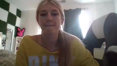 Snapshot of parisbaby2000 chatting on 02/25/26, 03:32 parisbaby2000 online show from 02/25/26, 03:32