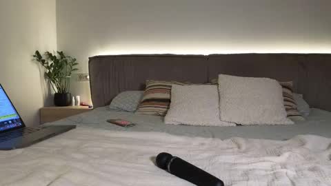 Anna online show from 09/18/25, 06:32