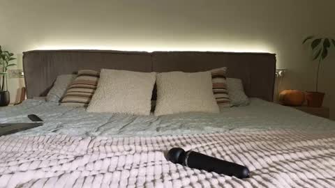 Anna online show from 10/15/25, 07:14