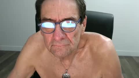 Snapshot of pastelito76 chatting on 10/10/25, 02:43 Bob online show from 10/10/25, 02:43