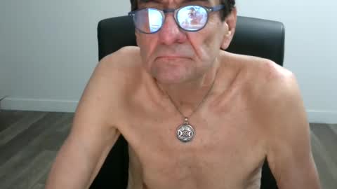 Snapshot of pastelito76 chatting on 10/13/25, 01:22 Bob online show from 10/13/25, 01:22