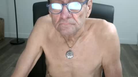 Snapshot of pastelito76 chatting on 11/08/25, 02:17 Bob online show from 11/08/25, 02:17