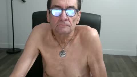 Snapshot of pastelito76 chatting on 11/11/25, 03:23 Bob online show from 11/11/25, 03:23