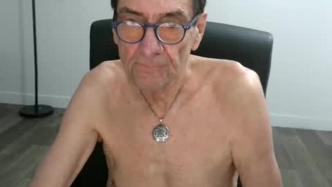 Snapshot of pastelito76 chatting on 11/15/25, 03:30 Bob online show from 11/15/25, 03:30