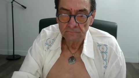 Snapshot of pastelito76 chatting on 11/17/25, 03:29 Bob online show from 11/17/25, 03:29