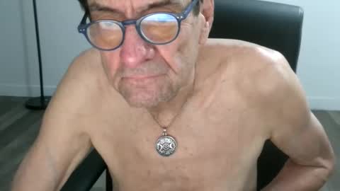 Snapshot of pastelito76 chatting on 11/20/25, 02:23 Bob online show from 11/20/25, 02:23