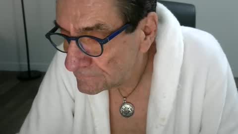 Snapshot of pastelito76 chatting on 11/30/25, 02:21 Bob online show from 11/30/25, 02:21