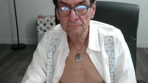 Snapshot of pastelito76 chatting on 12/01/25, 02:27 Bob online show from 12/01/25, 02:27