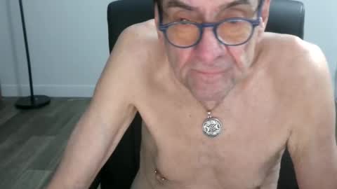 Snapshot of pastelito76 chatting on 12/04/25, 04:11 Bob online show from 12/04/25, 04:11