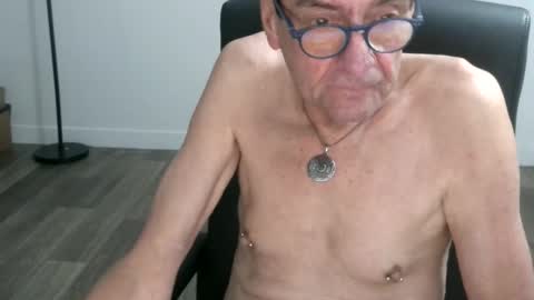 Snapshot of pastelito76 chatting on 12/15/25, 04:11 Bob online show from 12/15/25, 04:11