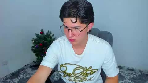 Snapshot of patrik027 chatting on 12/17/24, 12:01 .... online show from 12/17/24, 12:01