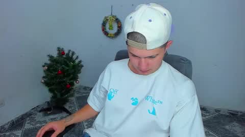 Snapshot of patrik027 chatting on 01/06/25, 09:54 .... online show from 01/06/25, 09:54