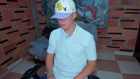 Snapshot of patrik027 chatting on 02/01/25, 07:02 .... online show from 02/01/25, 07:02