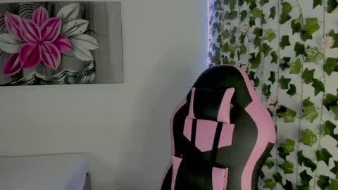 Snapshot of pau_delima__ chatting on 12/17/24, 10:00 paulina online show from 12/17/24, 10:00