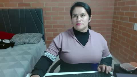paula__117 online show from 05/05/26, 07:00