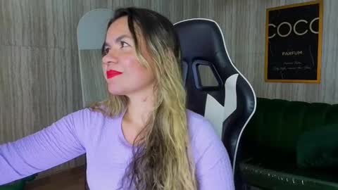 Snapshot of paula_lorens_t chatting on 11/14/25, 04:00 paula online show from 11/14/25, 04:00