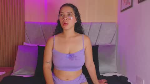 Snapshot of paulina__rose chatting on 11/11/25, 11:21 paulina online show from 11/11/25, 11:21