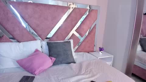 Snapshot of paulinaduarte_ chatting on 12/19/25, 04:14 Paulina online show from 12/19/25, 04:14