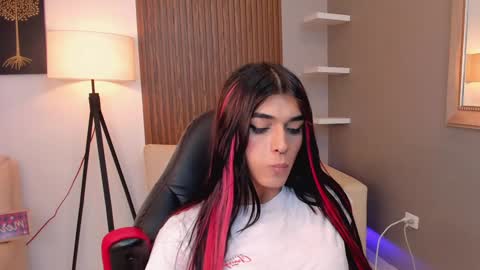 Snapshot of pauly_dolll chatting on 12/13/24, 10:13 Pauly online show from 12/13/24, 10:13