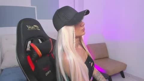 Snapshot of pauly_dolll chatting on 02/27/25, 07:15 Pauly online show from 02/27/25, 07:15