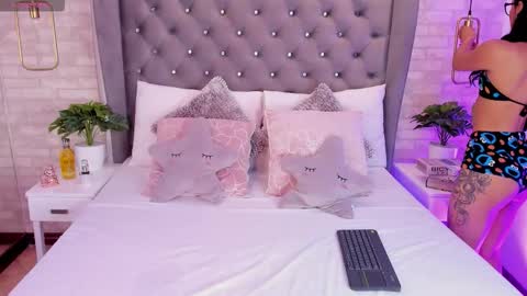 Pau online show from 01/18/26, 01:15