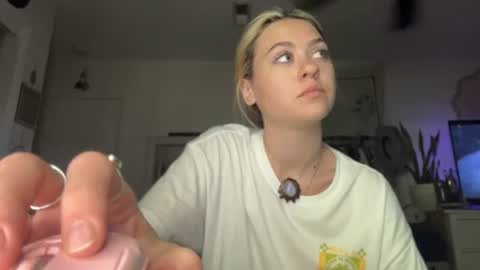 Snapshot of peachesncreampiezz chatting on 06/20/26, 10:01 peachesncreampiezz online show from 06/20/26, 10:01