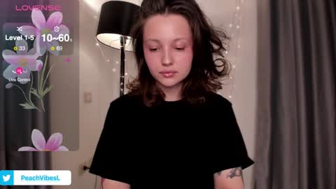 Snapshot of peachvibes chatting on 12/23/24, 12:25 Lili online show from 12/23/24, 12:25