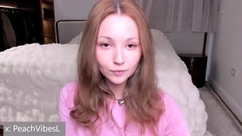 Snapshot of peachvibes chatting on 10/11/25, 05:28 Lili online show from 10/11/25, 05:28