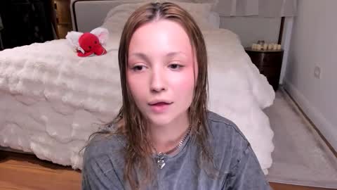 Snapshot of peachvibes chatting on 11/02/25, 05:10 Lili online show from 11/02/25, 05:10