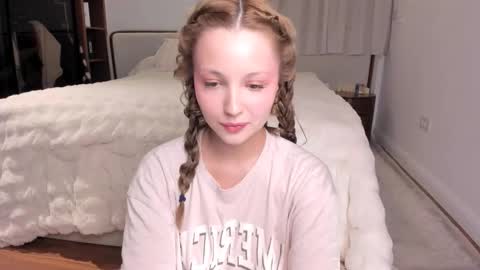 Snapshot of peachvibes chatting on 11/26/25, 04:57 Lili online show from 11/26/25, 04:57