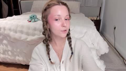 Snapshot of peachvibes chatting on 12/01/25, 07:24 Lili online show from 12/01/25, 07:24