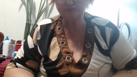 Snapshot of peggysoft chatting on 10/15/25, 07:36 PeggySoft online show from 10/15/25, 07:36