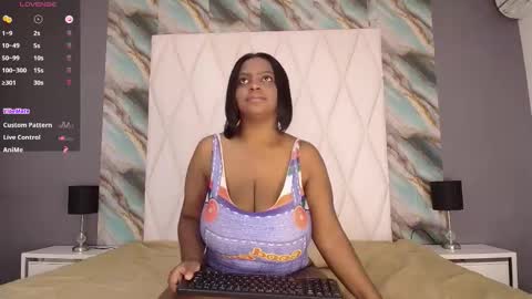 Snapshot of penelopeboobs_ chatting on 11/11/25, 10:54 online show from 11/11/25, 10:54