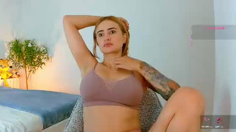 Snapshot of pennyy__ chatting on 07/11/26, 11:57 Hi Im Penelope better vibrations 1111 online show from 07/11/26, 11:57