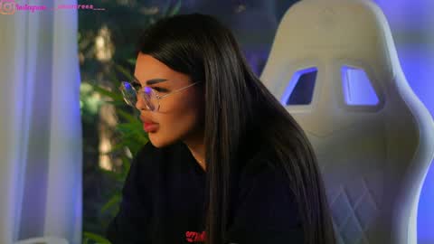 Snapshot of perfectt33n chatting on 01/23/25, 10:11 Dee online show from 01/23/25, 10:11